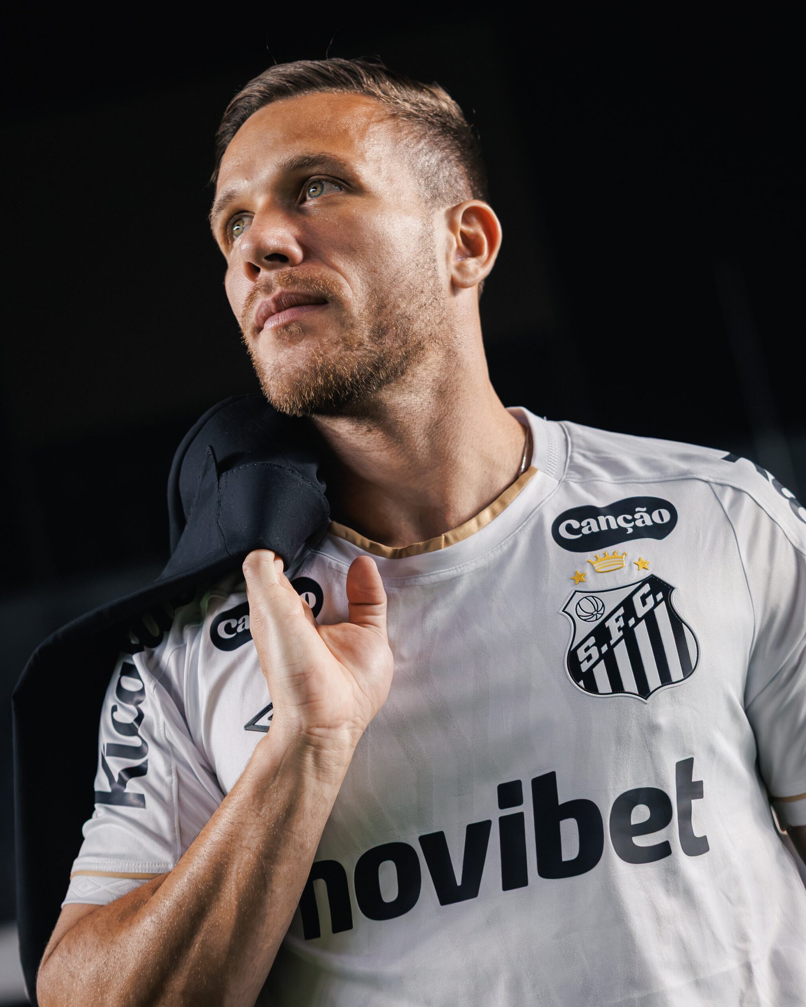 Santos anuncia Arthur, ex-Juventus e Seleção, como novo reforço